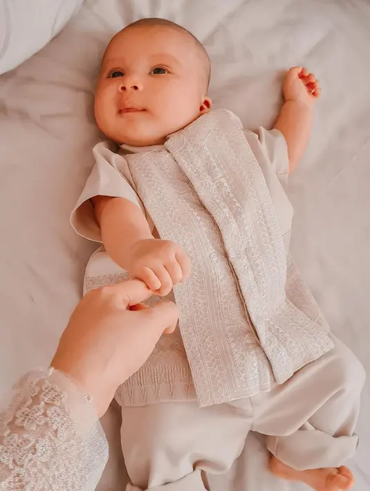 Meskipun masih berusia 3 bulan, akan tetapi Ukkasya sudah berhasil mencuri perhatian warganet. (Foto: instagram.com/zaskiasungkar15)