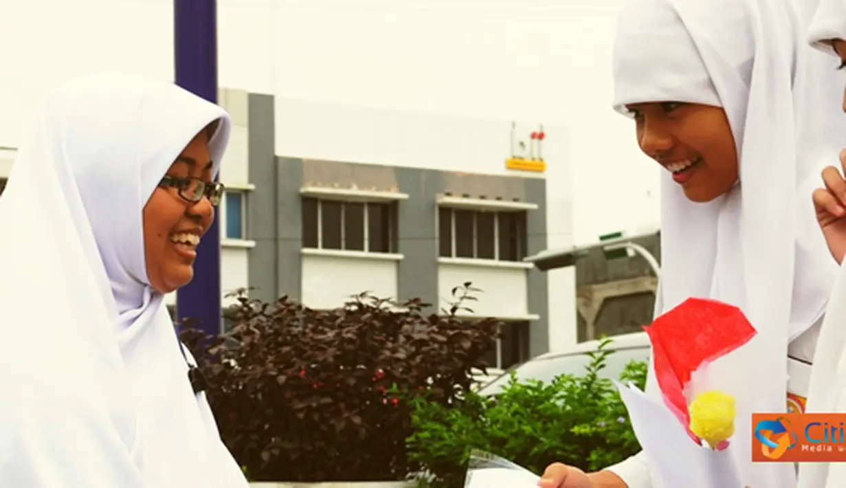 Citizen6, Padang: Selain itu peserta juga membagikan selebaran, jilbab dan bunga kepada msayarakat. (Pengirim: Amin)