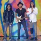 Personel Slank saat tampil di panggung Konser Raya 22 Indosiar, Jakarta, Rabu (11/1). Slank mengaku sangat senang bisa menjadi bagian dari Konser Raya 22 Indosiar. (Liputan6.com/Helmi Afandi)