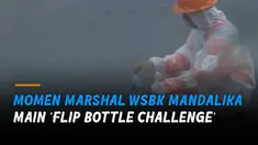 Botol mendarat dengan sempurna dan tertangkap kamera televisi hingga membuat komentator kagum.