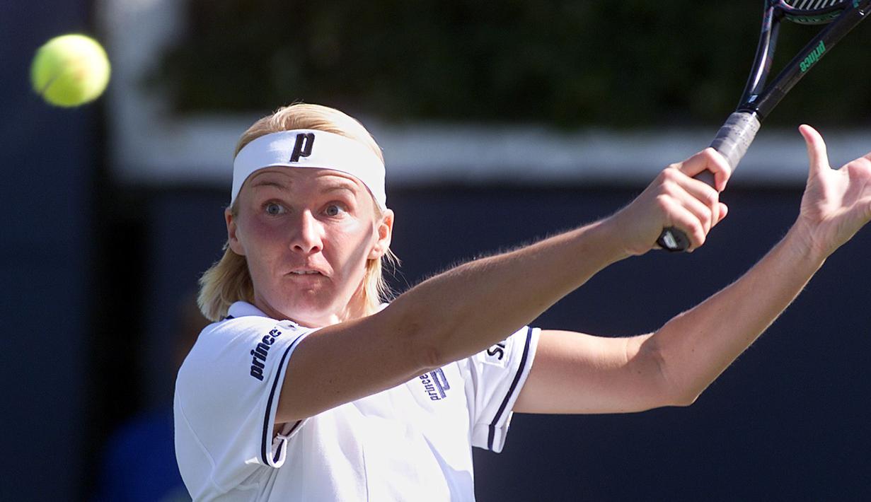 Selain bermain pada tunggal putri, Jana Novotna  juga ikut terjun pada sektor ganda dan meraih 16 gelar. (AFP/Mike Nelson)