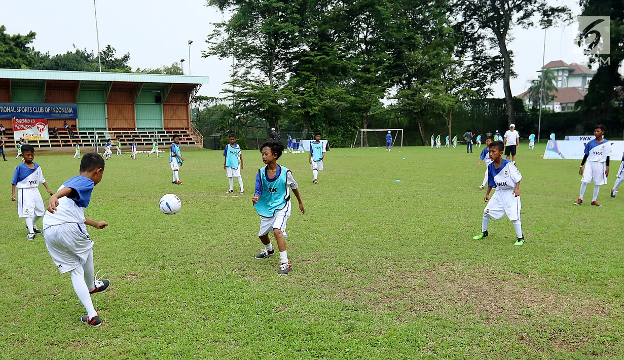 Anak-anak pra sejahtera mengikuti pelatihan sepak bola YKK Asia Group Kids Footbal Clinic  di Ciputat, Tangerang Selatan, Sabtu (7/10). Kegiatan yang menginjak tahun ketiga diikuti 288 anak. (Liputan6.com/Fery Pradolo)