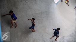 Sejumlah anak-anak bermain dan berlari di wahana skateboard Taman Kalijodo, Jakarta, Minggu (15/01). Sebagian orang dewasa banyak yang berolah raga di lintasan lari bagian utara. (Liputan6.com/Fery Pradolo)