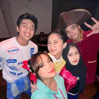 Fuji Utami turut hadir dalam ulang tahun sahabatnya, Azizah Salsha. Pesta ulang tahun yang meriah itu digelar dengan konsep costume party. [@fuji_an]