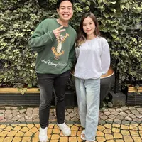 Saat bertemu Jerome, riasan wajah Jessica juga nampak tak berlebih namun tetap terlihat fresh dengan lipstik coral dan eyeshadow, blushon warna senada.(@jessicajane99)