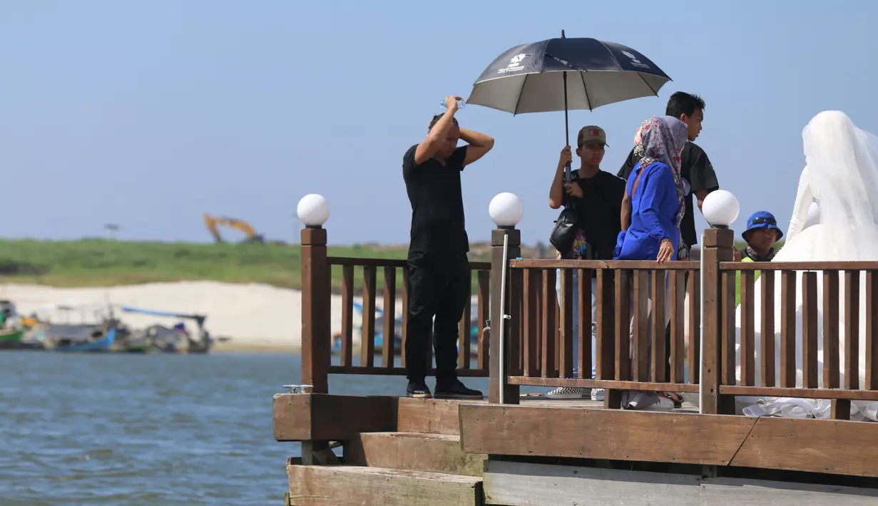 Setelah mengungkapkan cintanya pada Angel Lelga, Vicky Prasetyo lantas mengambil cincin yang di saku celananya. Namun sayang, cincin yang dikabarkan harganya ratusan juta itu terjatuh ke laut sebelum diberikan pada Angel Lelga. (Nurwahyunan/Bintang.com)