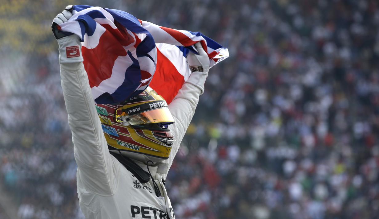 Ekspresi Lewis Hamilton setelah memastikan meraih gelar F1 2017  di Hermanos Rodriguez racetrack, Mexico City, (29/10/20170). Hamilton finis kedelapan pada balapan tersebut. (AP/Moises Castillo)