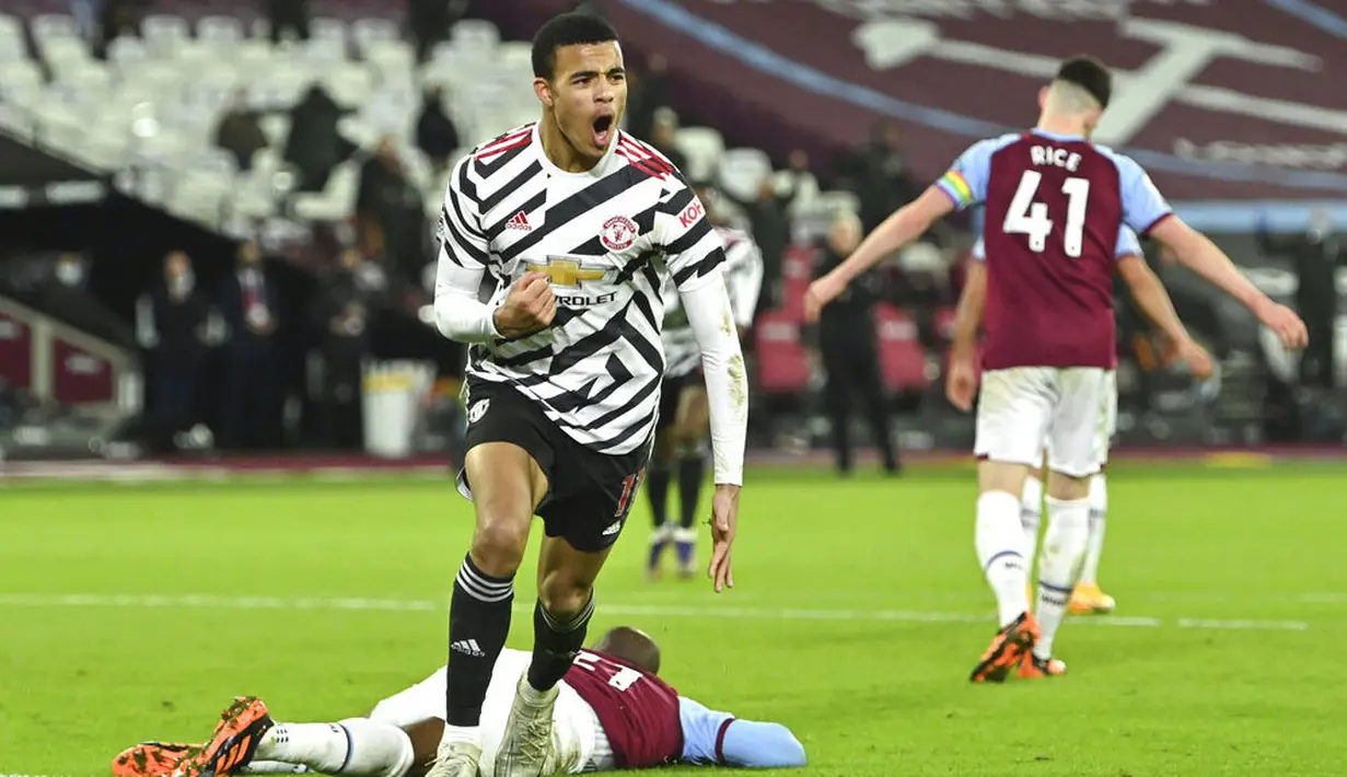 Penyerang Manchester United, Mason Greenwood, melakukan selebrasi usai mencetak gol ke gawang West Ham United pada laga Liga Inggris di Stadion London, Minggu (6/12/2020). Setan Merah menang dengan skor 1-3. (Justin Setterfield/Pool Via AP)