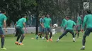 Pemain Timnas Indonesia U-23, Ilham Udin Armaiyn (tengah) mengikuti pemusatan latihan di Lapangan A Kompleks GBK, Jakarta, Senin (23/4). Latihan ini persiapan laga PSSI Anniversary Cup dan jelang Asian Games 2018. (Liputan6.com/Helmi Fithriansyah)