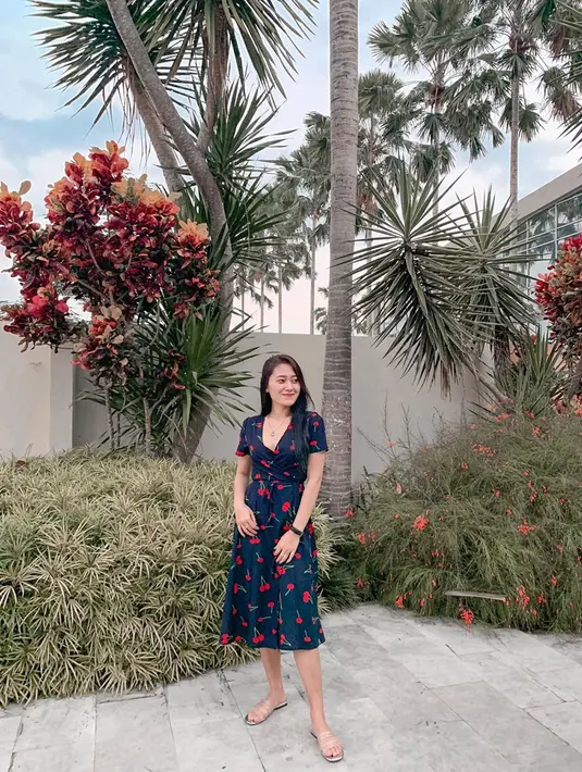 Wanita asal Banyuwangi ini juga digadang-gadang menjadi saingan Nella Kharisma. Gayanya pun juga tak kalah modis dari pedangdut lainnya. Kini ia tampil anggun dengan dress motif buah cherry. (Liputan6.com/IG/@iam_vitaalvia)