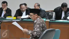 Fuad Amin Imron membacakan pledoinya saat sidang pembacaan nota pembelaan (pledoi) di Pengadilan Tipikor, Jakarta, Kamis (8/10/2015). Dalam pledoinya Fuad Amin meminta hakim mengadili seadil adilnya. (Liputan6.com/Andrian M Tunay)