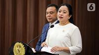 Ketua DPR RI Puan Maharani menyampaikan keterangan mengenai Surat Presiden (Supresi) terkait pergantian Panglima TNI di Lobby Media Center, Kompleks Parlemen MPR/DPR-DPD, Senayan, Jakarta, Selasa (31/10/2023). (Liputan6.com/Faizal Fanani)