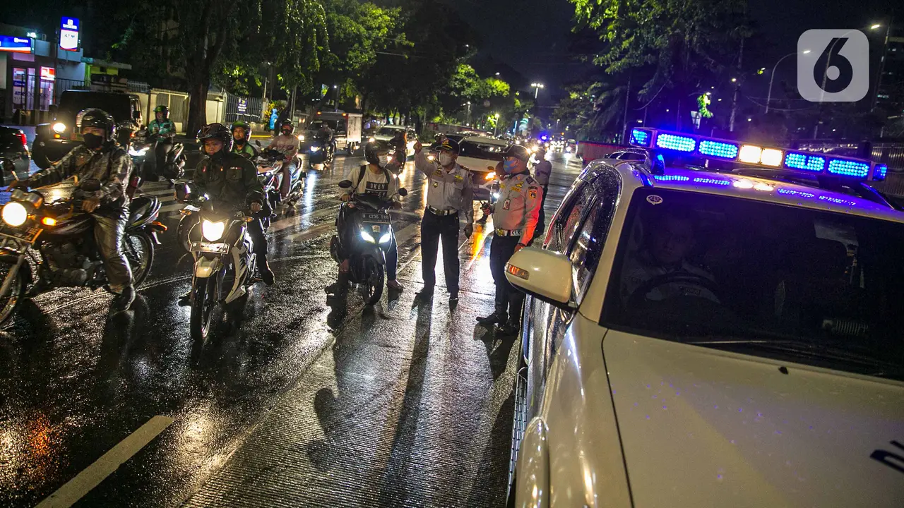 FOTO: Cegah Penyebaran COVID-19, Jalan Pasar Baru Ditutup Selama Malam Tahun Baru