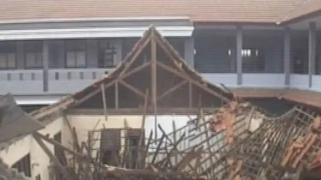 [VIDEO] Atap Ambruk, Peralatan Lab SMAN 6 Tangerang Rusak