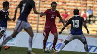 Striker Timnas Indonesia, Ezra Walian, berusaha melewati pemain Kamboja pada laga SEA Games di Stadion Shah Alam, Selangor, Kamis (24/8/2017). (Bola.com/Vitalis Yogi Trisna)