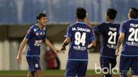 Pemain Arema FC, Adam Alis merayakan gol ke gawang  Sriwijaya FC pada babak delapan besar Piala Presiden 2017 di Stadion Manahan, Solo. Jumat (26/2/2017). (Bola.com/Nicklas Hanoatubun)