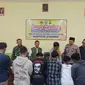 Para pelajar SMP yang kedapatan mencuri buah di Pasar Situbondo menanda tangani perjanjian agar tidak mencuri lagi (Istimewa)