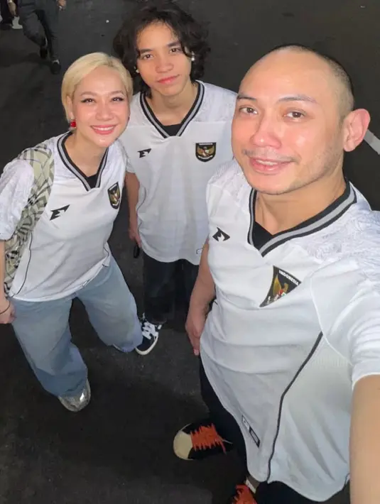 Bunga Citra Lestari juga hadir bersama keluarganya mengenakan jersey away putih. BCL memadukannya dengan celana denim panjang. [@tikoaryawardhana]