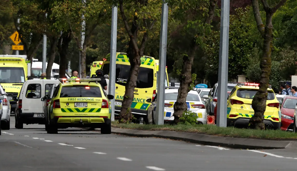 Sejumlah ambulans terparkir setelah penembakan di Masjid Al Noor, Christchurch, Selandia Baru, Jumat (15/3). Saksi mata mengatakan kepada wartawan New Zealand Stuff bahwa dia mendengar setidaknya 20 tembakan. (AP Photo/Mark Baker)