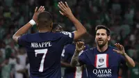 Pemain PSG, Lionel Messi (kanan), berselebrasi dengan rekan setimnya, Kylian Mbappe, pada laga matchday kedua Liga Champions 2022/2023, Kamis (15/9/2022) dini hari WIB. (AFP/Jack Guez)