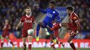 Gelandang Leicester, Demarai Gray, berusaha melewati gelandang Liverpool, Alex Oxlade-Chamberlain, pada laga Premier League di Stadion King Power, Leicester, Sabtu (23/9/2017). Leicester kalah 2-3 dari Liverpool. (AP/Mike Egerton)