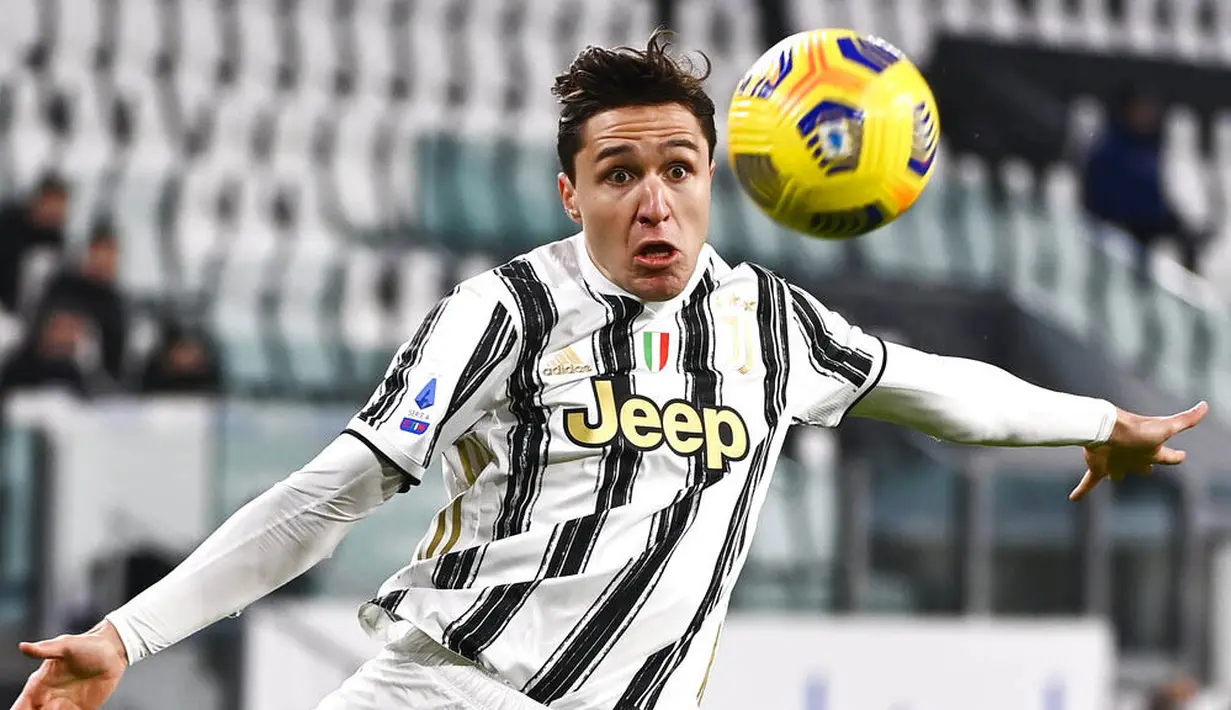 Gelandang Juventus, Federico Chiesa, mengontrol bola saat melawan Udinese pada laga Liga Italia di Stadion Allianz, Turin, Minggu (3/1/2021). Juventus menang dengan skor 4-1. (Marco Alpozzi/LaPresse via AP)