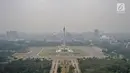 Kabut tipis menyelimuti udara di salah satu sudut kota Jakarta, Selasa (10/7). Tingkat polusi di Jakarta semakin memburuk dengan Indeks Kualitas Udara hari ini tercatat oleh BreezoMeter mencapai angka 151. (Merdeka.com/Iqbal S. Nugroho)