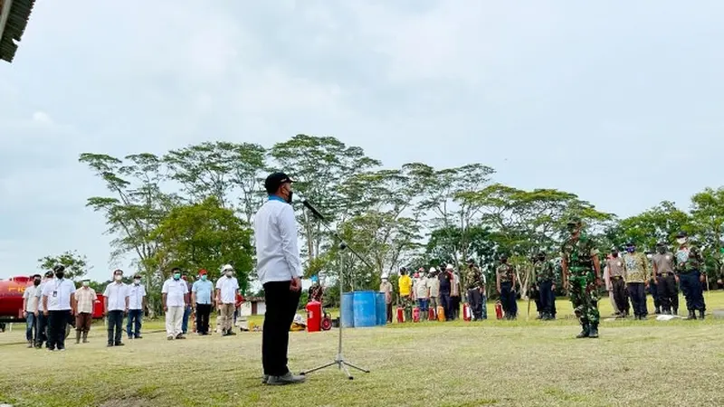 CEO PTPN V Jatmiko K Santosa memimpin apel siaga karhutla dalam rangka Hari Hutan Dunia di Kebun Sei Pagar PTPN V.