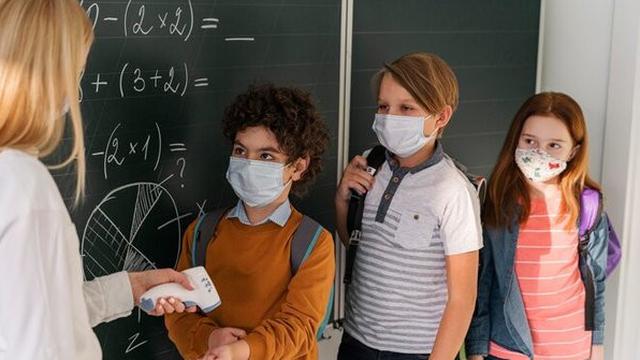 Ilustrasi guru dan murid belajar. ©2022 Merdeka.com/Freepik