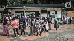 Antrean wisatawan saat mengunjungi Taman Margasatwa Ragunan, Jakarta, Jumat (14/5/2021). Taman Margasatwa Ragunan diperuntukan khusus bagi warga ber-KTP DKI Jakarta. (merdeka.com/Iqbal S. Nugroho)