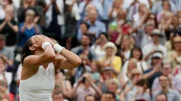 Petenis Spanyol, Garbine Muguruza bereaksi usai mencetak poin atas petenis AS Venus Williams pada final turnamen grand slam Wimbledon di London, Sabtu (15/7). Kemenangan itu mengantar Muguruza pada gelar perdana di Wimbledon (AP Photo/Kirsty Wigglesworth)