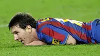 Ekspresi kegagalan Lionel Messi ketika Barcelona menghadapi Sevilla di leg kedua babak 16 besar Copa del Rey di Estadio Sanchez Pizjuan, Seville, 13 Januari 2010. Barca tersingkir meski menang 1-0. AFP PHOTO/CRISTINA QUICLER