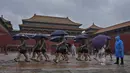 <p>Badan penanggulangan bencana Beijing telah menerjunkan 203.230 personelnya untuk melakukan evakuasi di berbagai wilayah, tercatat sudah 3.031 orang telah dievakuasi. (AP Photo/Andy Wong)</p>