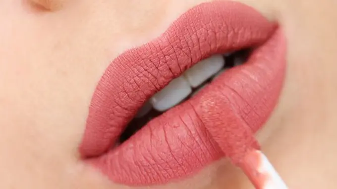 Lipstik matte kering di bibir/copyright:project vanity