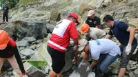Seorang penambang batu tradisional tewas setelah tertimpa runtuhan bebatuan sebesar kerbau di Kebumen. Dua lainnya, luka-luka. (Foto: Liputan6.com/Muhamad Ridlo)