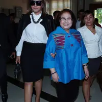 Denada bersama pengacaranya, Elza Syarief, dalam menghadapi sidang perceraiannya dengan Jerry Aurum di Pengadilan Agama Jakarta Selatan, Senin (3/8/2015). Denada mengajukan gugatan cerai kepada suaminya 24 Juni lalu. (Deki Prayoga/Bintang.com)