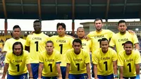 Pemain Persib dan Madura United melakukan penghormatan untuk kiper Persela Lamongan Choirul Huda. (twitter.com/persib)