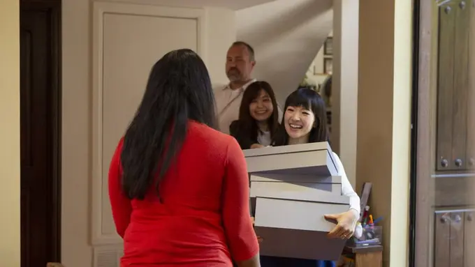 Punya Banyak Baju Tak Terpakai? Ini Tips Marie Kondo untuk Memanfaatkannya