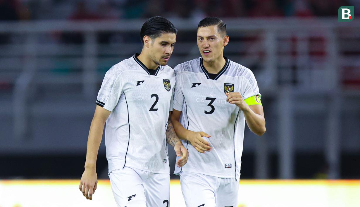 <p>Pemain Timnas Indonesia,&nbsp;Kevin Diks&nbsp;berbincang dengan Jay Idzes saat melawan Timnas Lebanon dalam laga FIFA Matchday 2025 di Stadion Gelora Bung Tomo, Surabaya, Senin (8/9/2025). (Bola.com/Abdul Aziz)</p>