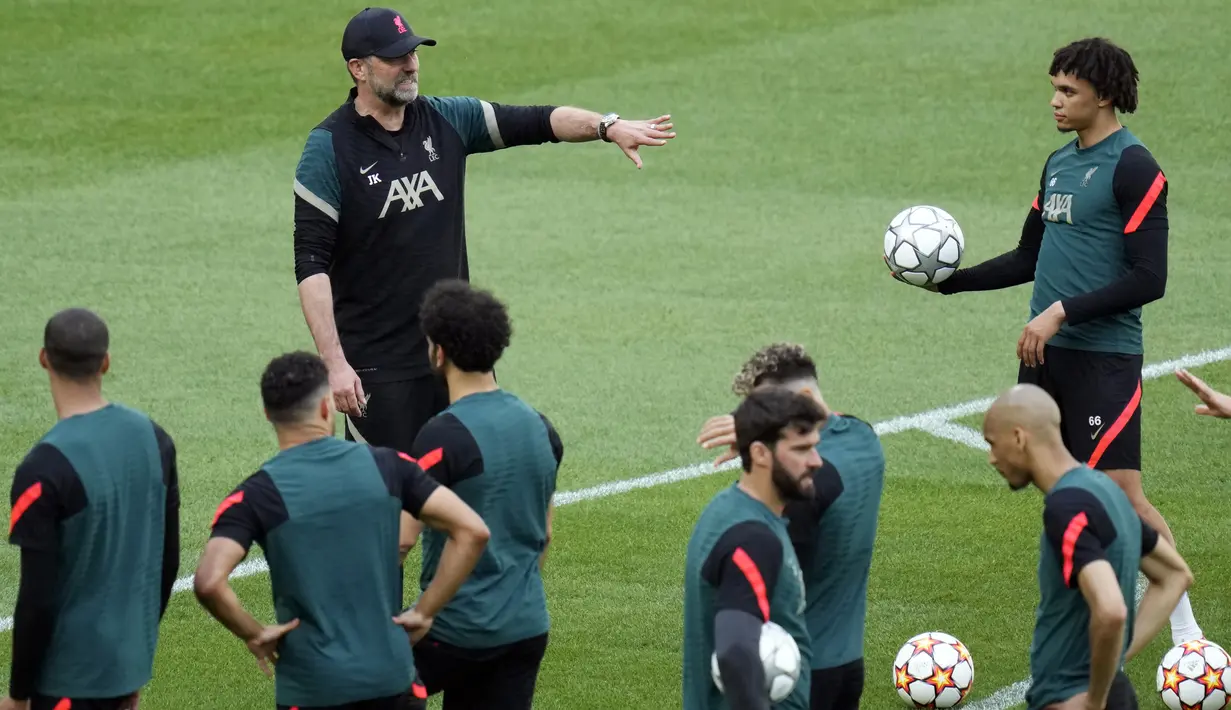 Manajer Liverpool Jurgen Klopp (tengah) memberi isyarat saat sesi latihan di Stade de France, Saint Denis, Prancis, 27 Mei 2022. Liverpool dan Real Madrid membuat persiapan terakhir mereka sebelum saling berhadapan dalam pertandingan sepak bola final Liga Champions. (AP Photo/Kirsty Wigglesworth)