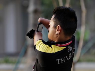 Atlet Asian Para Games memotret suasana di Wisma Atlet, Kemayoran, Jakarta, Rabu (03/10/2018). Menjelang sore hari, para atlet melakukan berbagai aktifitas mulai dari berolahraga, memotret, bermain biliar hingga keliling wisma. (Bola.com/M Iqbal Ichsan)