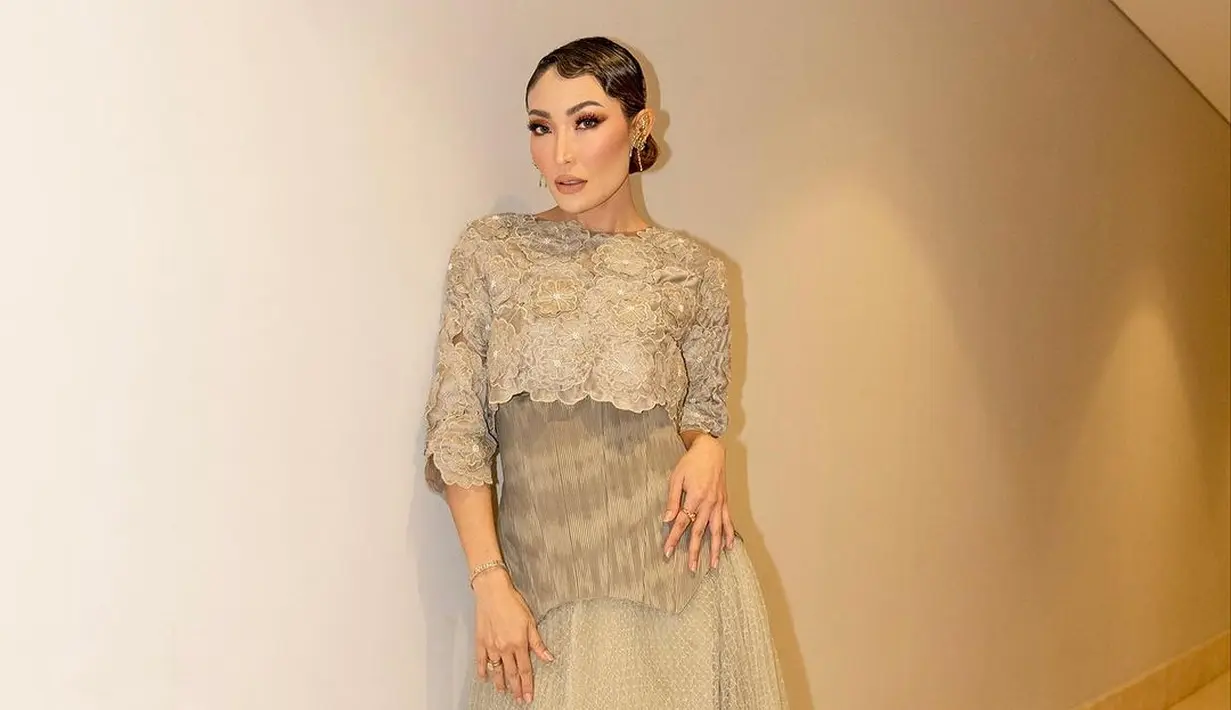 Terakhir adalah penampilan Ayu Dewi yang membawakan koleksi Riki Damanik. Dress bertingkat dari 3 bahan berbeda ini memiliki nuansa abu-abu yang apik dan membalut tubuh Ayu Dewi dengan sangat baik. [Foto: Instagram/mrsayudewi]