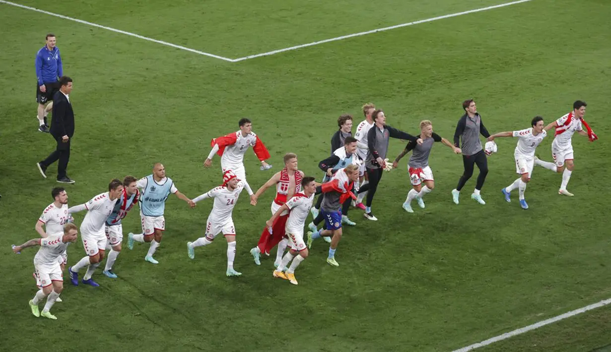 Para pemain Denmark merayakan usai melawan Rusia pada pertandingan Grup B Euro 2020 di Stadion Parken, Kopenhagen, Denmark, Senin (21/6/2021). Denmark menang 4-1. (AP Photo/Hannah McKay, Pool)