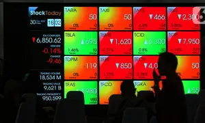 Karyawan melintasi layar yang menampilkan Indeks Harga Saham Gabungan (IHSG) saat acara Penutupan Perdagangan Bursa Efek Indonesia Tahun 2022 di Jakarta, Jumat (30/12/2022). PT Bursa Efek Indonesia (BEI) mencatat ada 59 perusahaan yang melakukan Initial Public Offering (IPO) atau pencatatan saham sepanjang 2022. Pada penutupan perdagangan akhir tahun, Indeks Harga Saham Gabungan (IHSG) ditutup lesu 0,14% atau 9,46 poin menjadi 6.850,62. (Liputan6.com/Angga Yuniar)