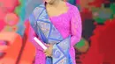 Susi Pudjiastuti tampil cantik elegan dengan kebaya brukat pink dan kain Batik biru pastel. [@susipudjiastuti115]