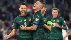 Gelandang Italia, Jorginho, merayakan gol yang dicetaknya ke gawang Yunani pada laga Kualifikasi Piala Eropa 2020 di Stadion Olimpico, Roma, Sabtu (12/10). Italia menang 2-1 atas Yunani. (AFP/Alberto Pizzoli)