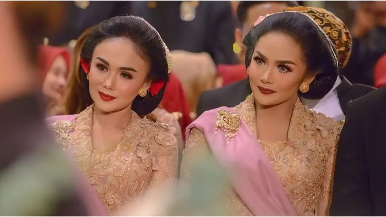 6 Potret Kompak Krisdayanti dan Yuni Shara Pakai Kebaya, Bak Saudara Kembar