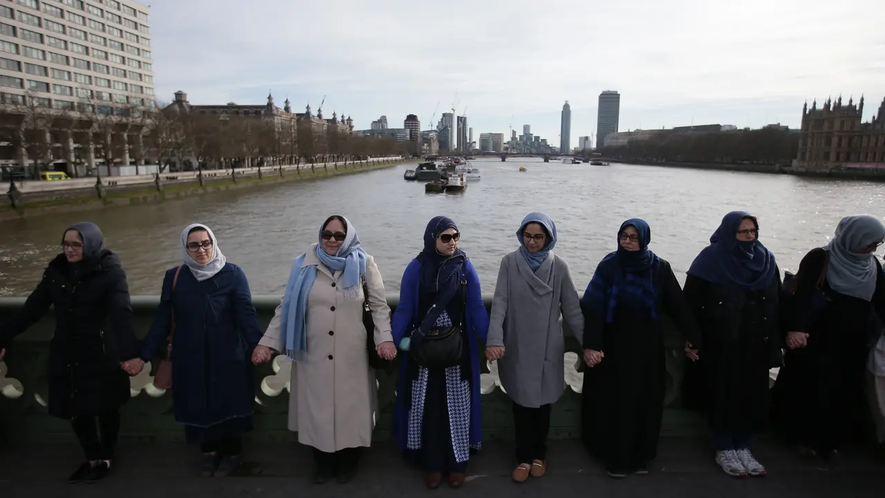 20170326-Puluhan Perempuan Gandengan Tangan di Jembatan Westminster-AFP