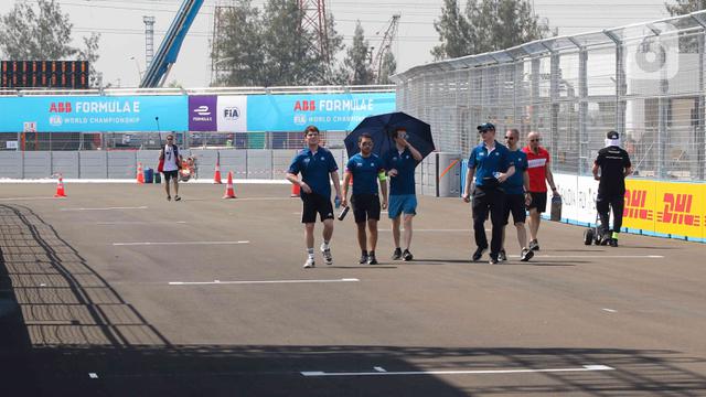 Para Pembalap Mobil Listrik Formula E Lakukan Driver Track walk