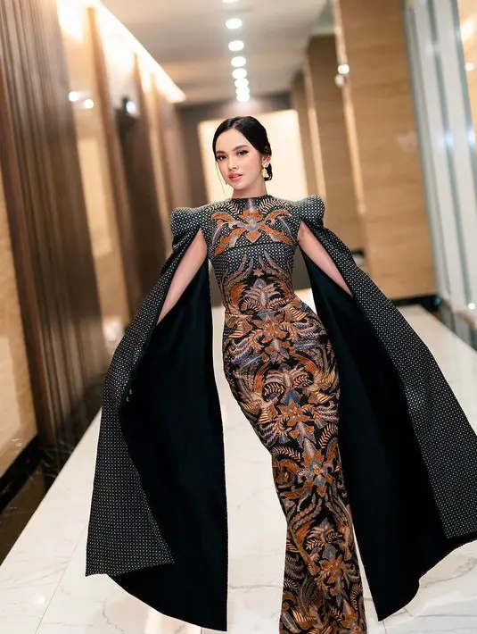 Lyodra pun tampil elegan dengan dress bodycon motif batik coklat ditambah dengan lengan cape hitamnya. [@lyodraofficial]